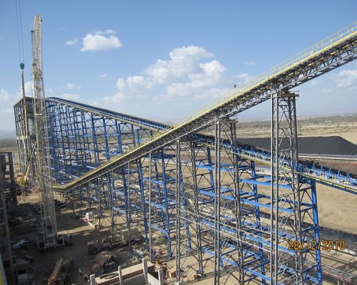 Žemyn nukreiptas transportavimo juostinis konvejeris